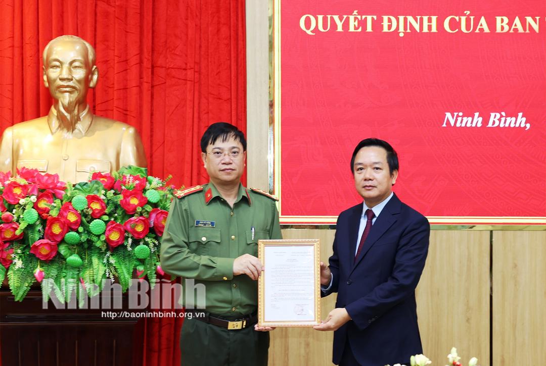 Đồng chí Phạm Quang Ngọc, Phó Bí thư Tỉnh ủy, Chủ tịch UBND tỉnh trao Quyết định cho đồng chí Đại tá Đinh Việt Dũng, Giám đốc Công an tỉnh.