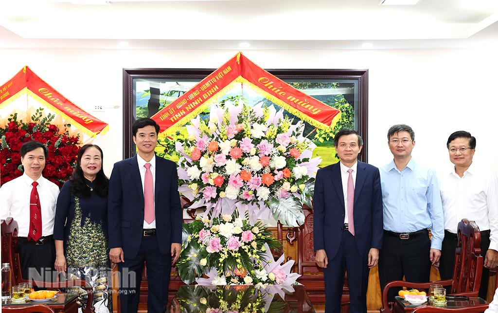 Đồng chí Bí thư Tỉnh ủy chúc mừng Ngày Nhà giáo Việt Nam