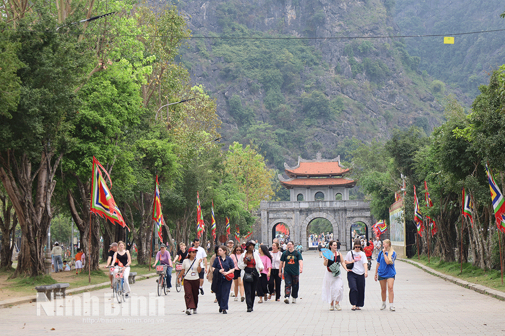 Khu di tích Cố đô Hoa Lư thu hút đông đảo du khách trong nước và quốc tế dịp đầu năm. Ảnh: Đinh Huyền