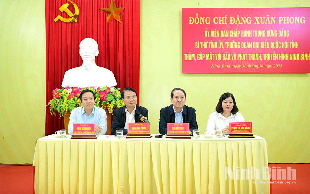 Các đồng chí lãnh đạo tỉnh tại buổi đến thăm, gặp mặt cơ quan Báo và phát thanh, truyền hình Ninh Bình.