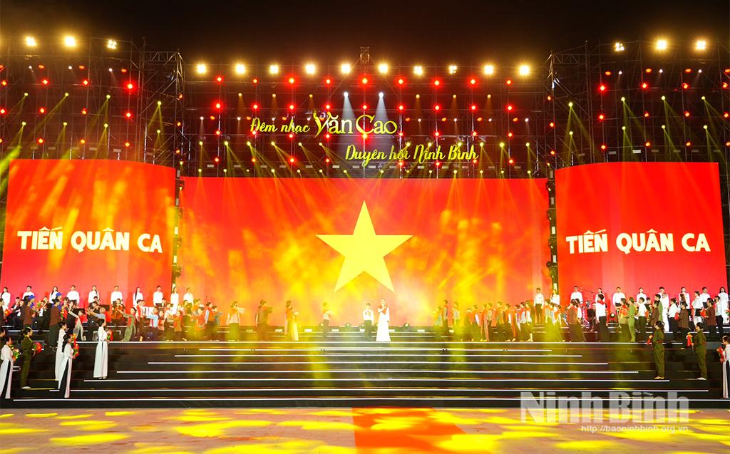 Bài hát mở màn "Tiến quân ca" vang lên tại Quảng trường Đinh Tiên Hoàng Đế khiến nhiều người xúc động.