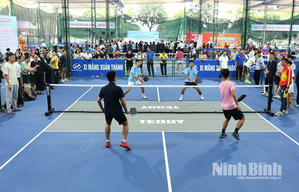 Các VĐV thi đấu trận Chung kết đôi nam.