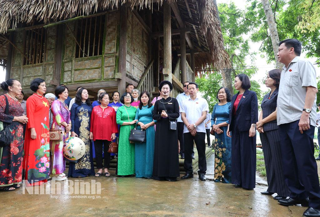 Các đại biểu thăm Khu di tích Ban Thường trực Quốc hội tại tỉnh Tuyên Quang.
