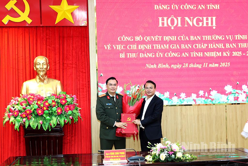 Đồng chí Đặng Xuân Phong, Ủy viên Trung ương Đảng, Bí thư Tỉnh ủy, Trưởng Đoàn đại biểu Quốc hội tỉnh trao Quyết định, tặng hoa chúc mừng Thượng tá Cù Quốc Thắng, Giám đốc Công an tỉnh được chỉ định tham gia Ban Chấp hành, Ban Thường vụ và giữ chức Bí thư Đảng uỷ Công an tỉnh Ninh Bình nhiệm kỳ 2025-2030.
