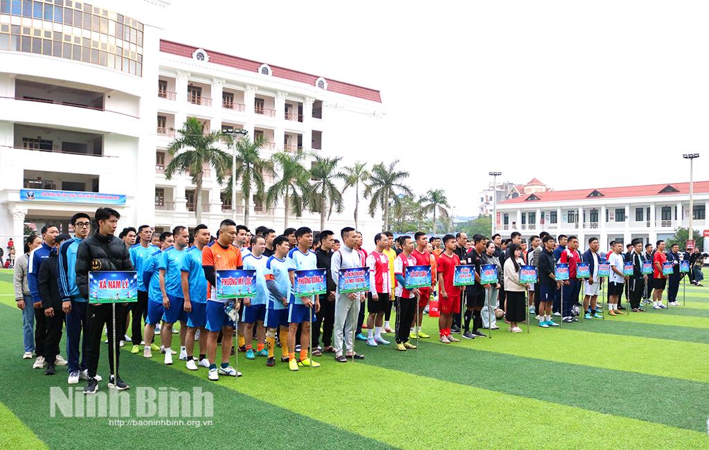 Giải Bóng đá công chức, viên chức tỉnh Ninh Bình năm 2025 quy tụ 14 đội bóng với hơn 350 vận động viên.