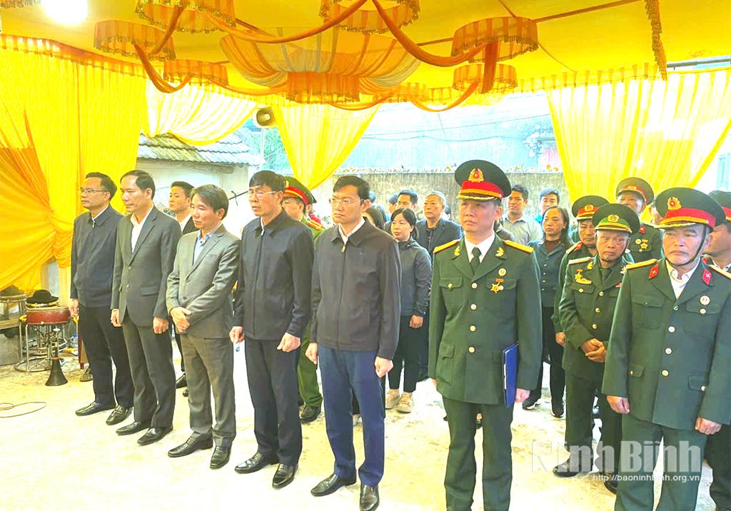 Đảng bộ, chính quyền xã Khánh Hội và gia đình thắp hương tri ân liệt sỹ Vũ Văn Đình.