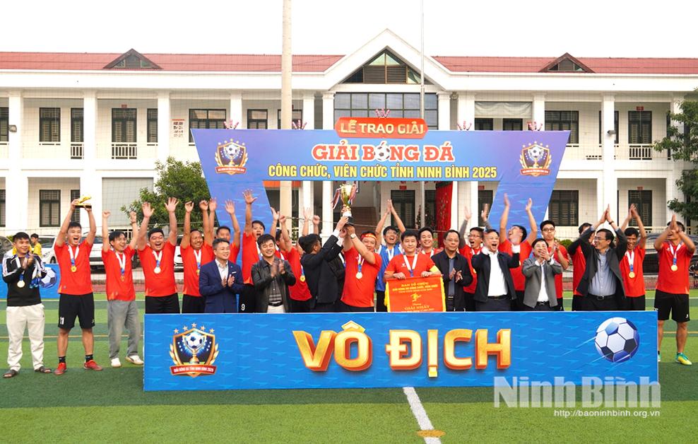 Ban Tổ chức cùng các đại biểu trao Cúp Vô địch, cờ giải Nhất cho đội Sở Tài chính.