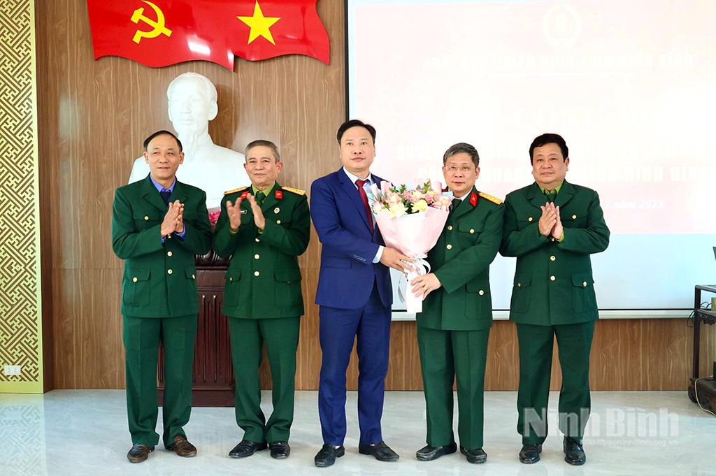 Đồng chí Hoàng Nguyên Dự, Ủy viên Ban Thường vụ Tỉnh ủy, Phó Bí thư Thường trực Đảng ủy các cơ quan Đảng tỉnh tặng hoa chúc mừng Hội CCB các cơ quan Đảng tỉnh