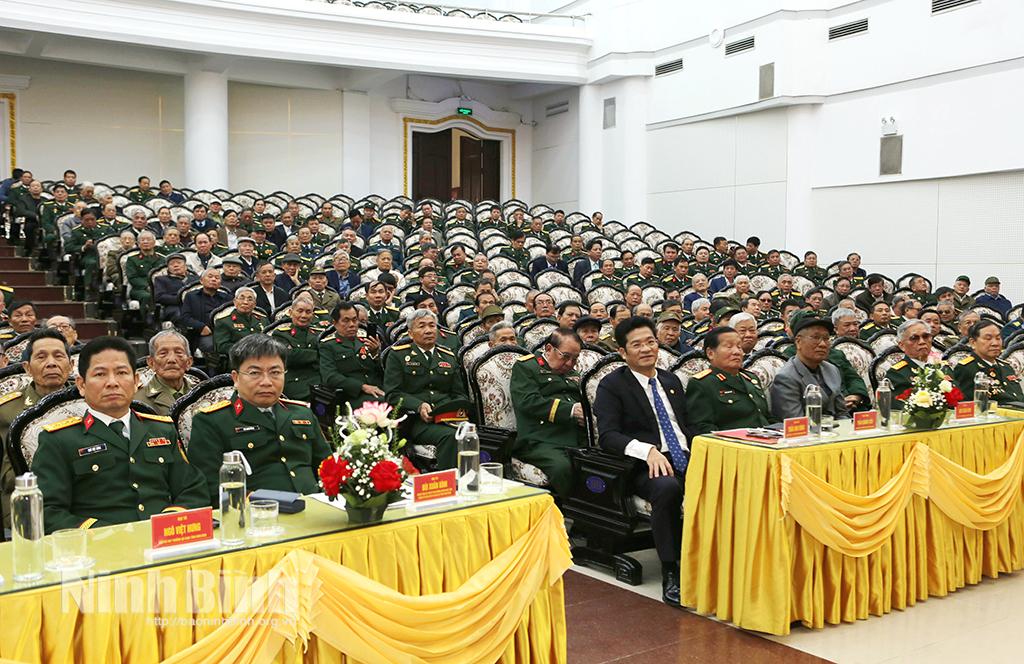 Các đại biểu dự hội nghị gặp mặt.