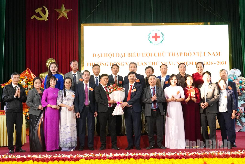 Các đại biểu chụp ảnh lưu niệm với Ban Chấp hành Hội Chữ thập đỏ phường Đồng Văn khoá I, nhiệm kỳ 2026-2031.