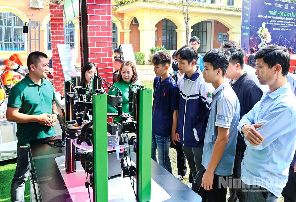 Học sinh khối THPT tỉnh và học viên Trường Cao đẳng nghề Hà Nam tìm hiểu thông tin việc làm tại Công ty Honda Việt Nam. Ảnh: Lê Dũng