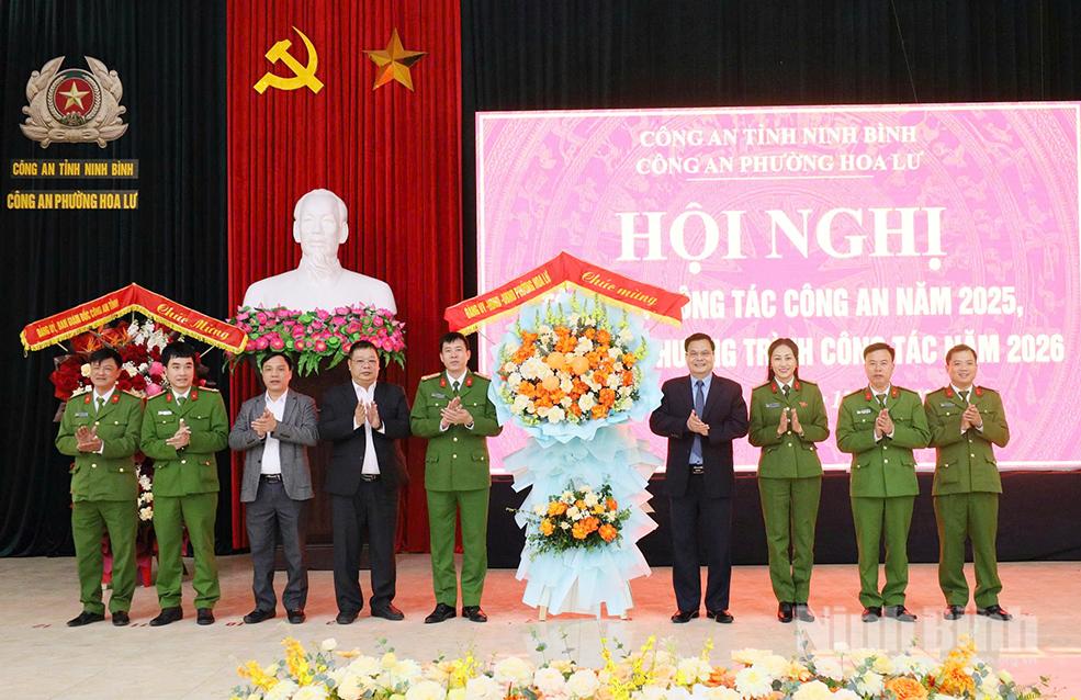 Lãnh đạo phường Hoa Lư tặng hoa chúc mừng Tập thể Công an phường.