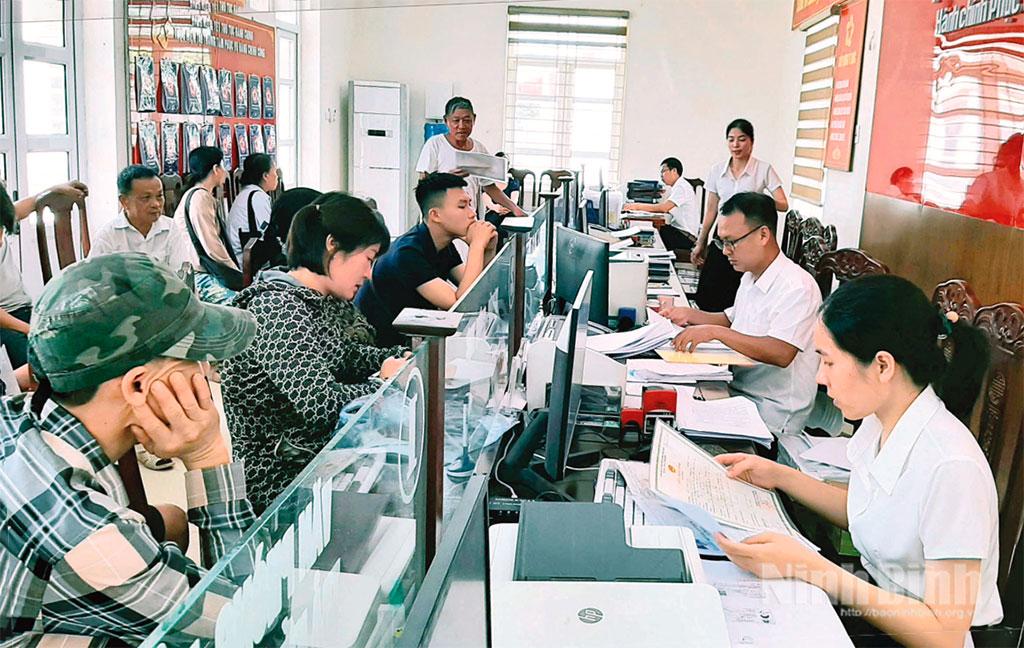 Cán bộ Trung tâm Phục vụ hành chính công phường Châu Sơn giải quyết thủ tục hành chính cho người dân.