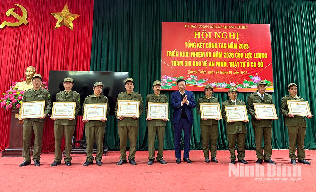 Lãnh đạo xã Quang Thiện trao giấy khen của UBND xã cho các tập thể, cá nhân có thành tích trong bảo vệ an ninh, trật tự ở cơ sở.