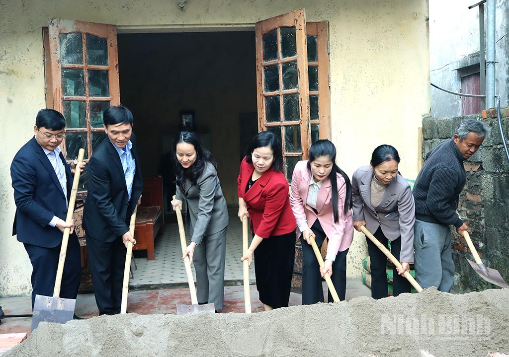 Đại diện lãnh đạo Ủy ban MTTQ Việt Nam tỉnh, lãnh đạo Đảng ủy, HĐND, UBND, Ủy ban MTTQ Việt Nam phường Mỹ Lộc và các nhà tài trợ khởi công xây dựng công trình.