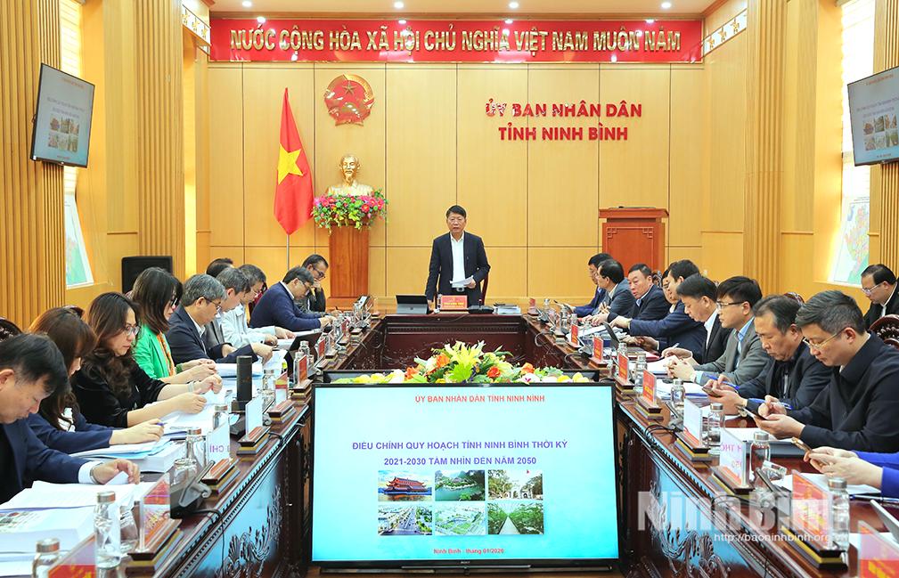 Đồng chí Trần Song Tùng, Ủy viên Ban Thường vụ Tỉnh ủy, Phó Chủ tịch Thường trực UBND tỉnh, Chủ tịch Hội đồng thẩm định điều chỉnh Quy hoạch tỉnh Ninh Bình thời kỳ 2021-2030, tầm nhìn đến năm 2050 chủ trì phiên họp.