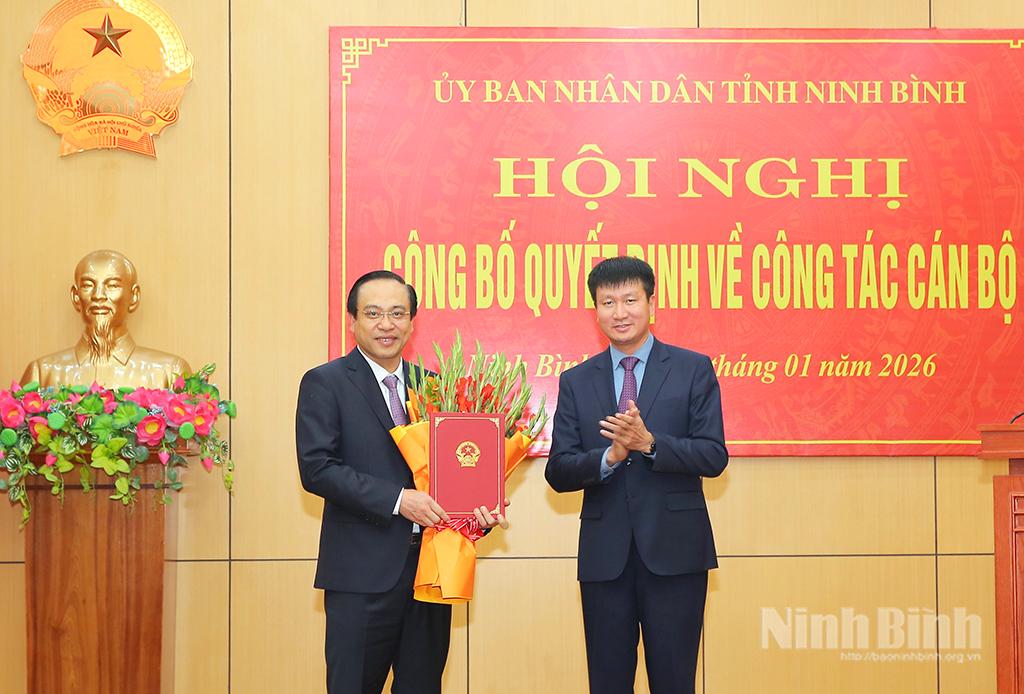 Đồng chí Trần Huy Tuấn, Phó Bí thư Tỉnh ủy, Chủ tịch UBND tỉnh trao Quyết định và tặng hoa chúc mừng đồng chí tân Phó Chủ tịch UBND tỉnh Đặng Thanh Sơn.