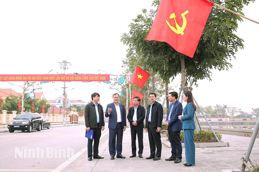 Đồng chí Lê Quốc Chỉnh, Phó Bí thư Tỉnh ủy, Chủ tịch HĐND tỉnh kiểm tra công tác tuyên truyền Đại hội đại biểu toàn quốc lần thứ XIV của Đảng tại xã Giao Thủy.