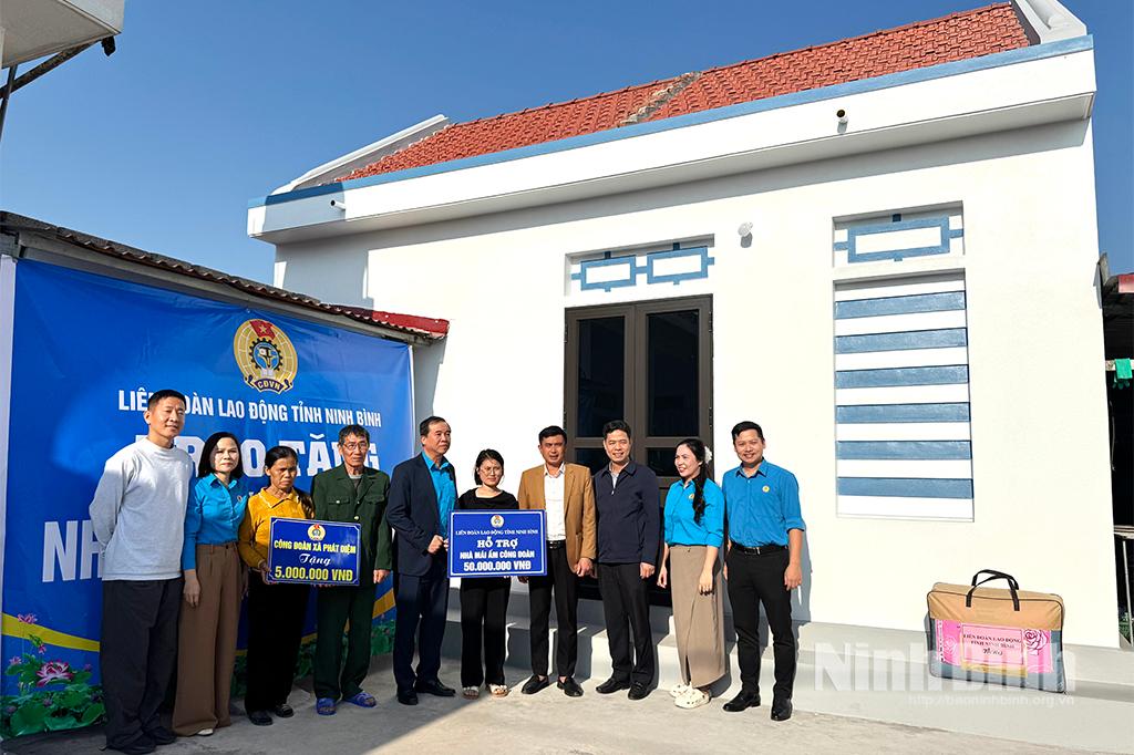 Lãnh đạo LĐLĐ tỉnh, xã Chất Bình, Công đoàn xã Phát Diệm, Công ty TNHH Dream Plastic Ninh Bình - Quang Thiện chụp ảnh kỷ niệm tại căn nhà mới của chị Đoàn Thị Xuân. Ảnh: Lan Anh