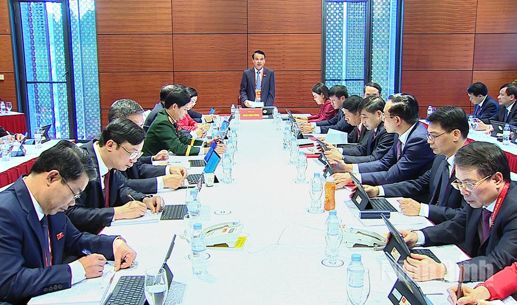 Đoàn đại biểu Đảng bộ tỉnh Ninh Bình tham dự phiên thảo luận tại Đại hội đại biểu toàn quốc lần thứ XIV của Đảng.