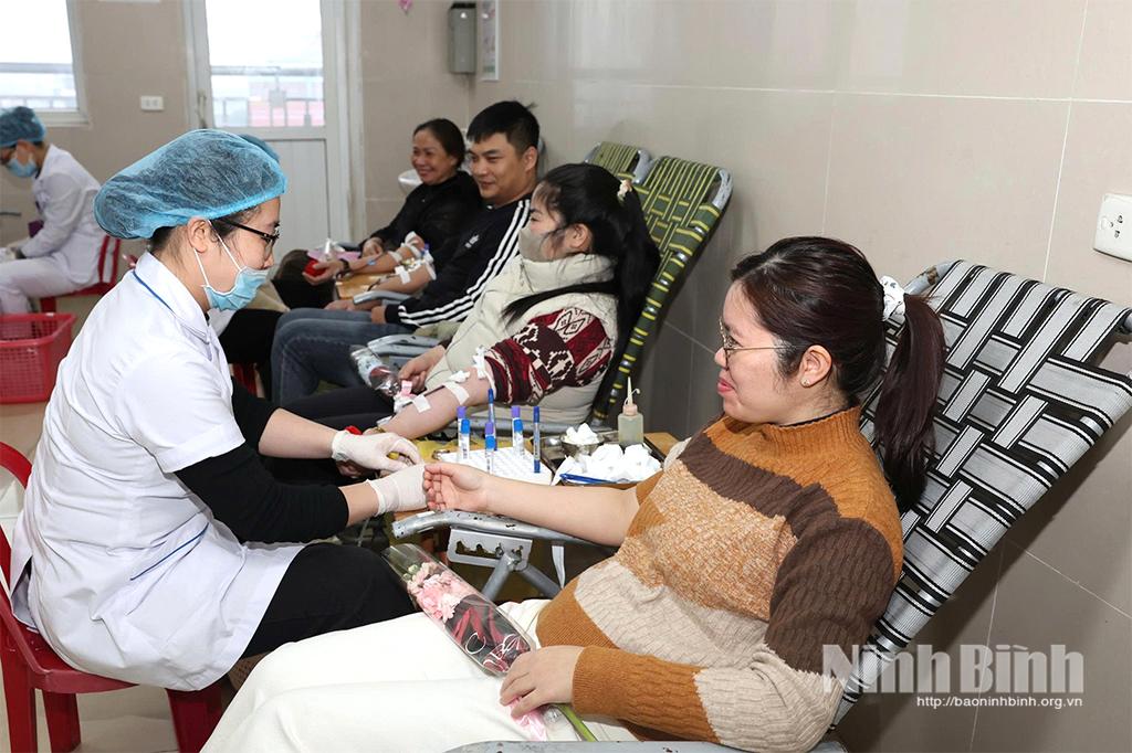 Các tình nguyện viên tham gia hiến máu tình nguyện.