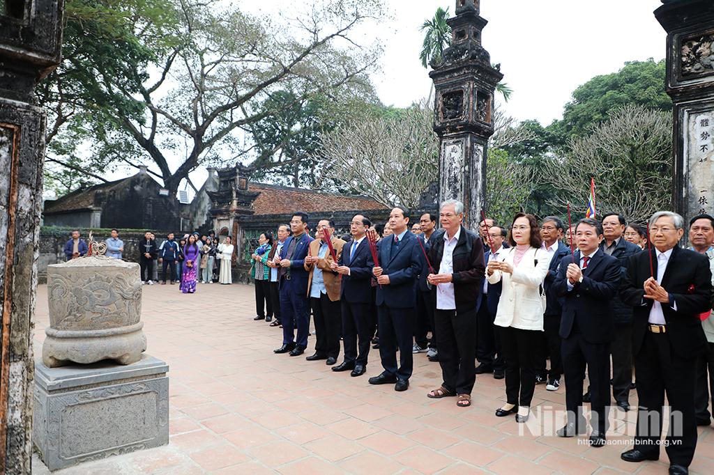 Đoàn đại biểu lãnh đạo tỉnh Ninh Bình và Cà Mau dâng hương tại Đền thờ Vua Đinh Tiên Hoàng.