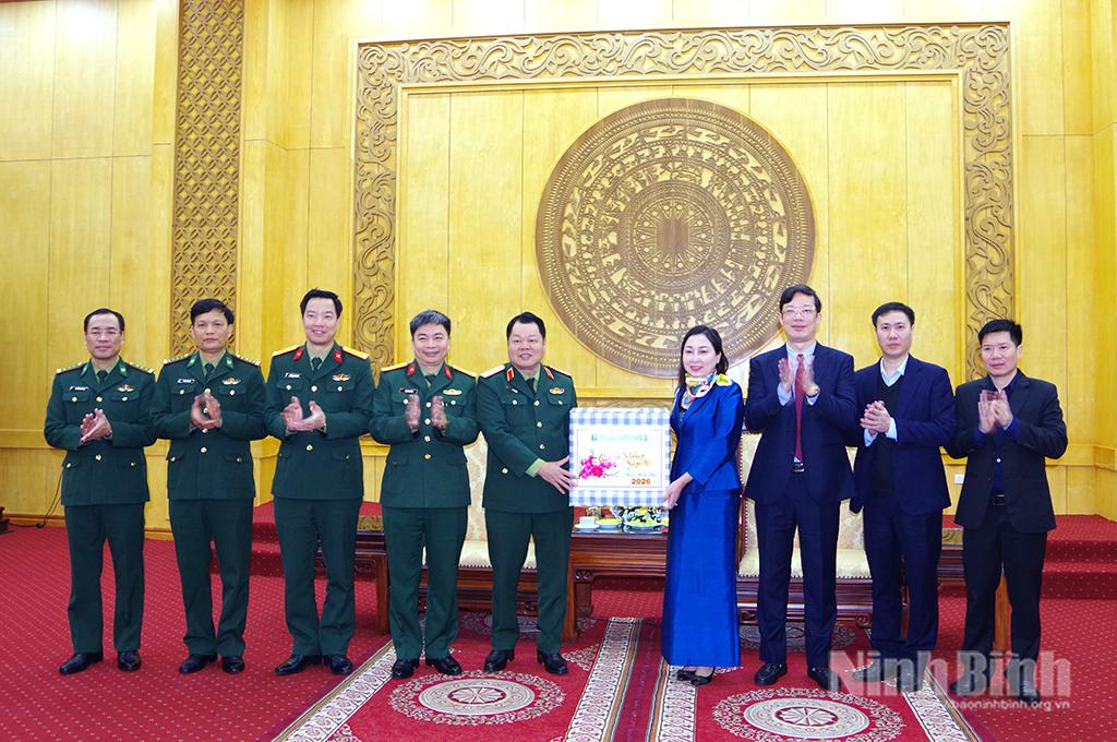 Thiếu tướng Hà Tất Đạt, Phó Tư lệnh Quân khu 3 tặng quà chúc Tết Tỉnh ủy, UBND tỉnh Ninh Bình.