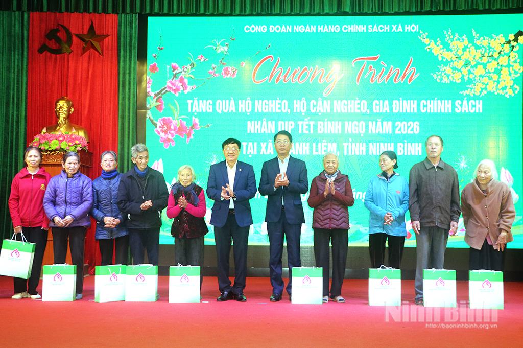 Đồng chí Phó Chủ tịch Thường trực UBND tỉnh Trần Song Tùng; lãnh đạo NHCSXH Việt Nam tặng quà Tết cho hộ nghèo, cận nghèo và gia đình chính sách ở xã Thanh Liêm. Ảnh: Phùng Thống