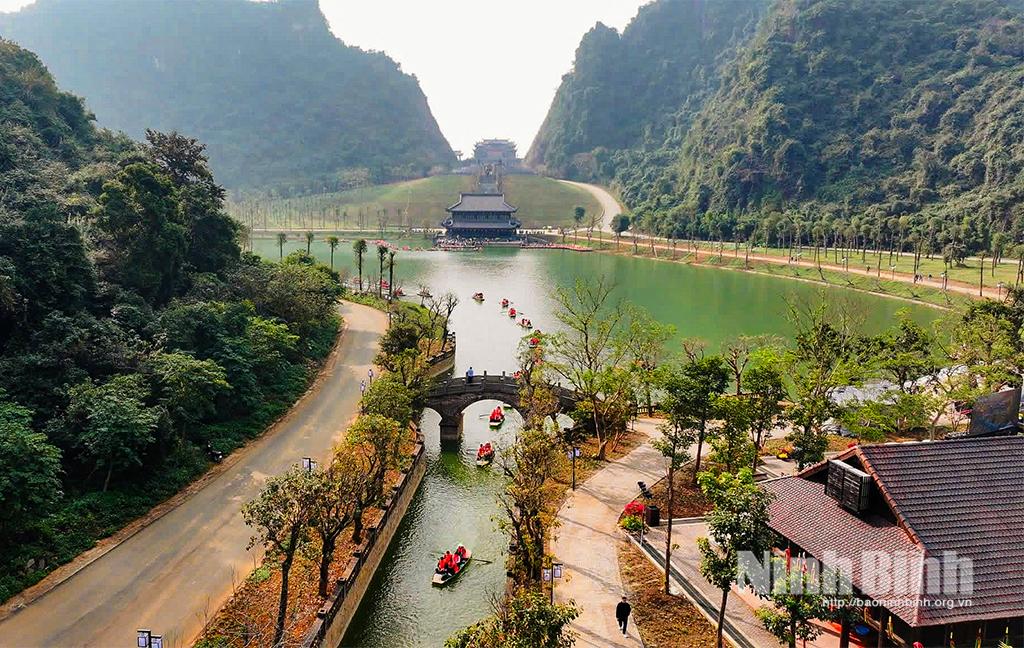 Thung Ui được bao quanh bởi những dãy núi hùng vĩ và hồ nước trong xanh.