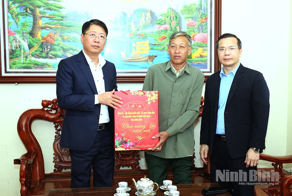 Đồng chí Trần Song Tùng, Ủy viên Ban Thường vụ Tỉnh ủy, Phó Chủ tịch Thường trực UBND tỉnh tặng quà Tết gia đình ông Đỗ Xuân Tiếp, là thương binh thôn Đoan Vỹ 2, xã Thanh Lâm.