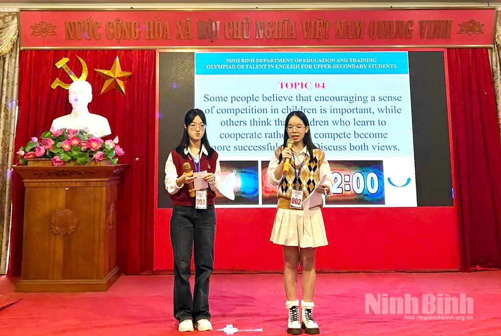 Cặp thí sinh của Trường THPT Chuyên Lê Hồng Phong thực hiện bài thi.