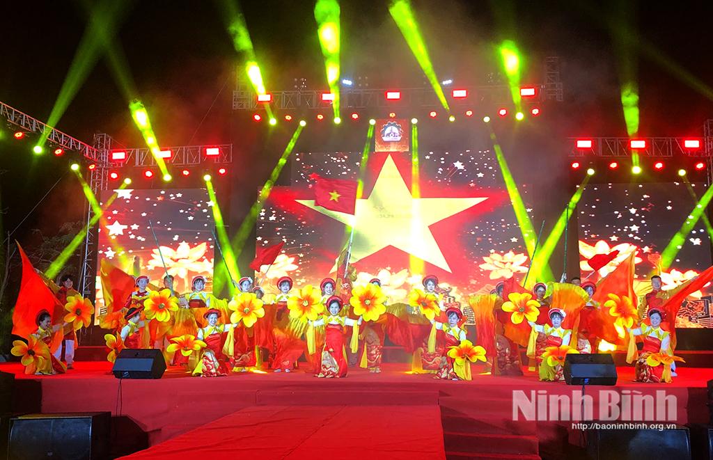 Một tiết mục biểu diễn tại đêm giao lưu “Tiếng hát công nhân lao động năm 2026”.