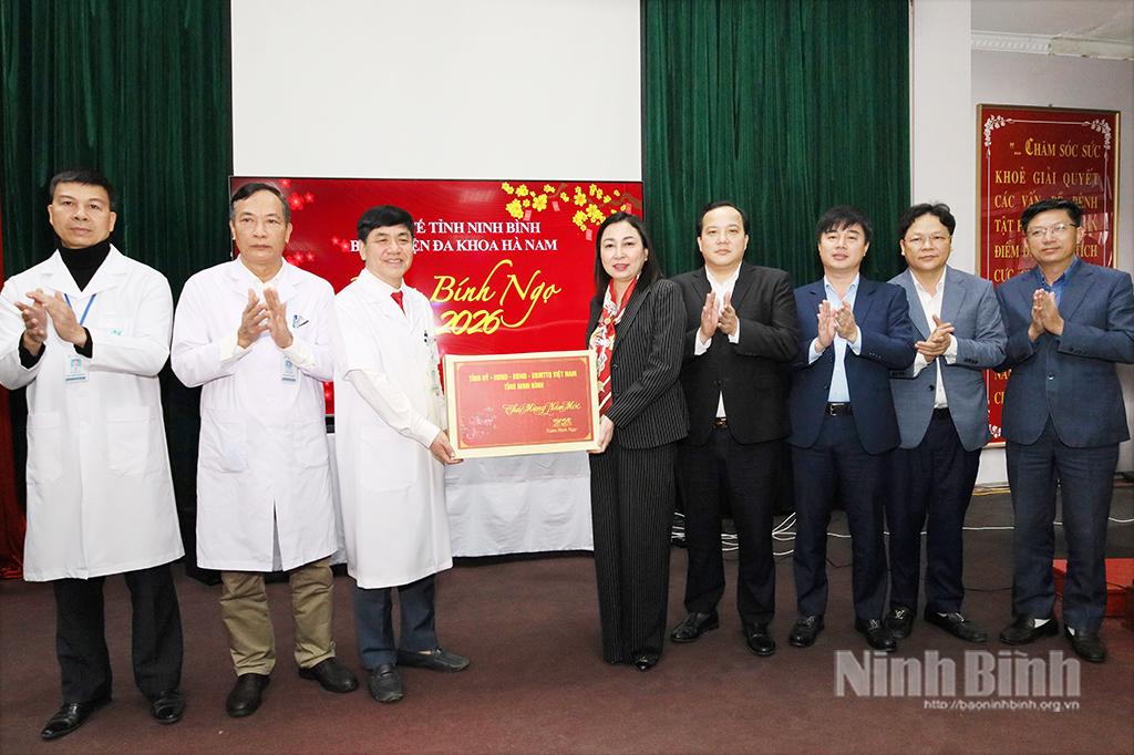 Đồng chí Đinh Thị Lụa, Phó Bí thư Thường trực Tỉnh ủy trao quà Tết của Tỉnh ủy, HĐND, UBND, Ủy ban MTTQ Việt Nam tỉnh cho Ban Giám đốc Bệnh viện đa khoa Hà Nam.