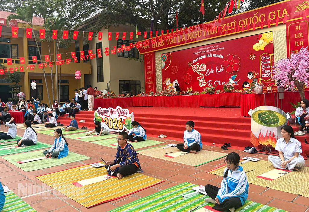 Học sinh Trường THCS Lê Hồng Phong (phường Hoa Lư) tham gia thi viết thư pháp trong chương trình trải nghiệm “Xuân gắn kết - Tết sẻ chia”.