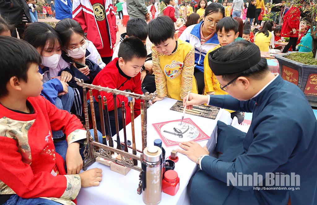 Nhiều em học sinh hào hứng khi được ông đồ cho chữ.