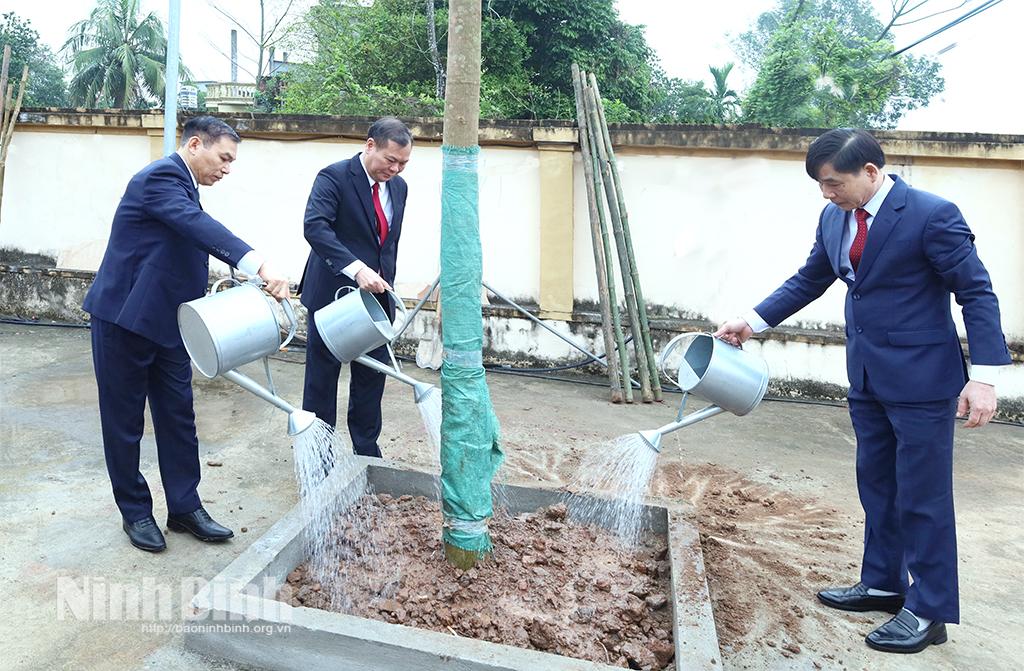 Đồng chí Lê Quốc Chỉnh, Phó Bí thư Tỉnh ủy, Chủ tịch HĐND tỉnh và các đại biểu tham gia trồng cây tại Lễ phát động Tết trồng cây đời đời nhớ ơn Bác Hồ ở phường Tiên Sơn.