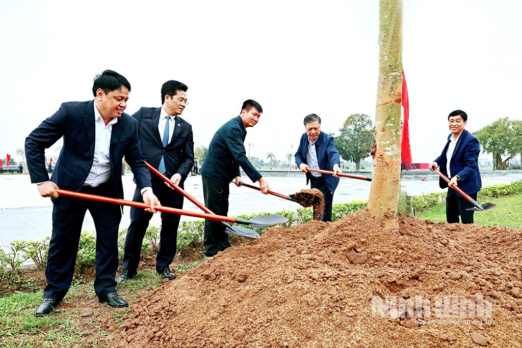 Đồng chí Trần Huy Tuấn, Ủy viên Trung ương Đảng, Phó Bí thư Tỉnh ủy, Chủ tịch UBND tỉnh và các đồng chí lãnh đạo tỉnh tham gia trồng cây tại Khu di tích Đền Trần - Chùa Tháp, phường Nam Định.