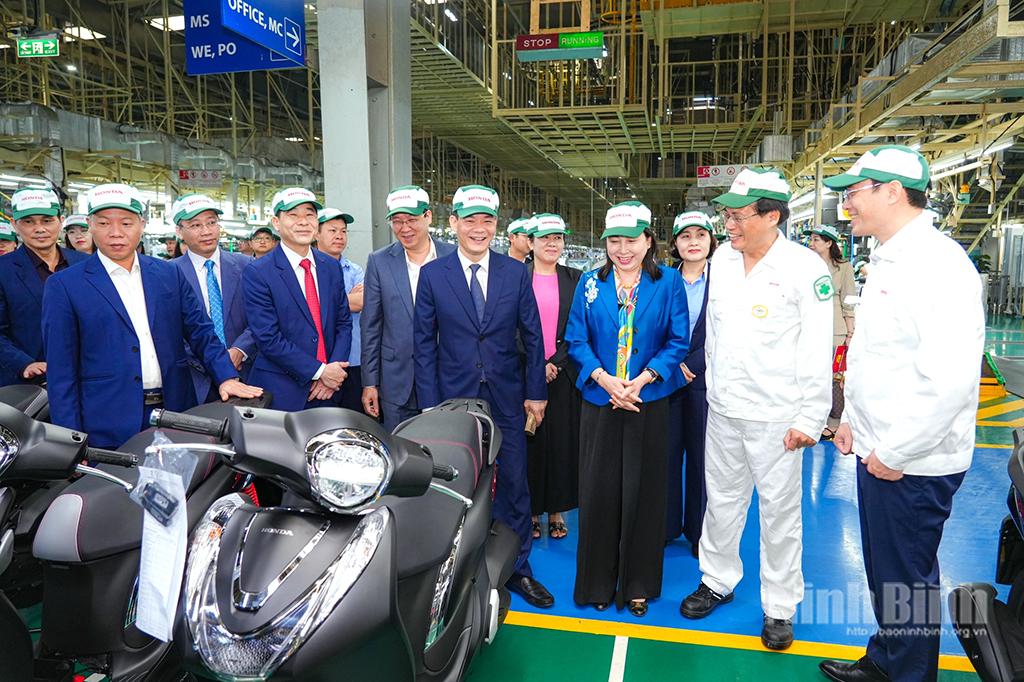 Đoàn công tác kiểm tra tình hình sản xuất tại Công ty Honda Việt Nam (KCN Đồng Văn II).