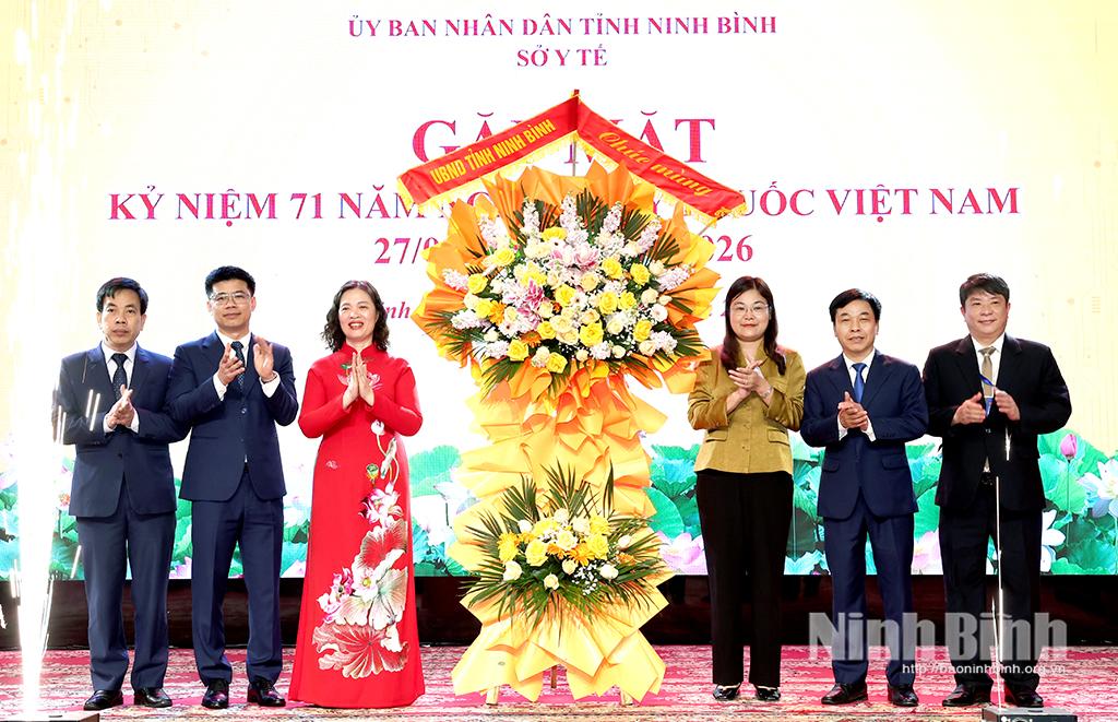 Đồng chí Hà Lan Anh, Tỉnh ủy viên, Phó Chủ tịch UBND tỉnh tặng hoa chúc mừng ngành Y tế nhân kỷ niệm 71 năm Ngày Thầy thuốc Việt Nam.