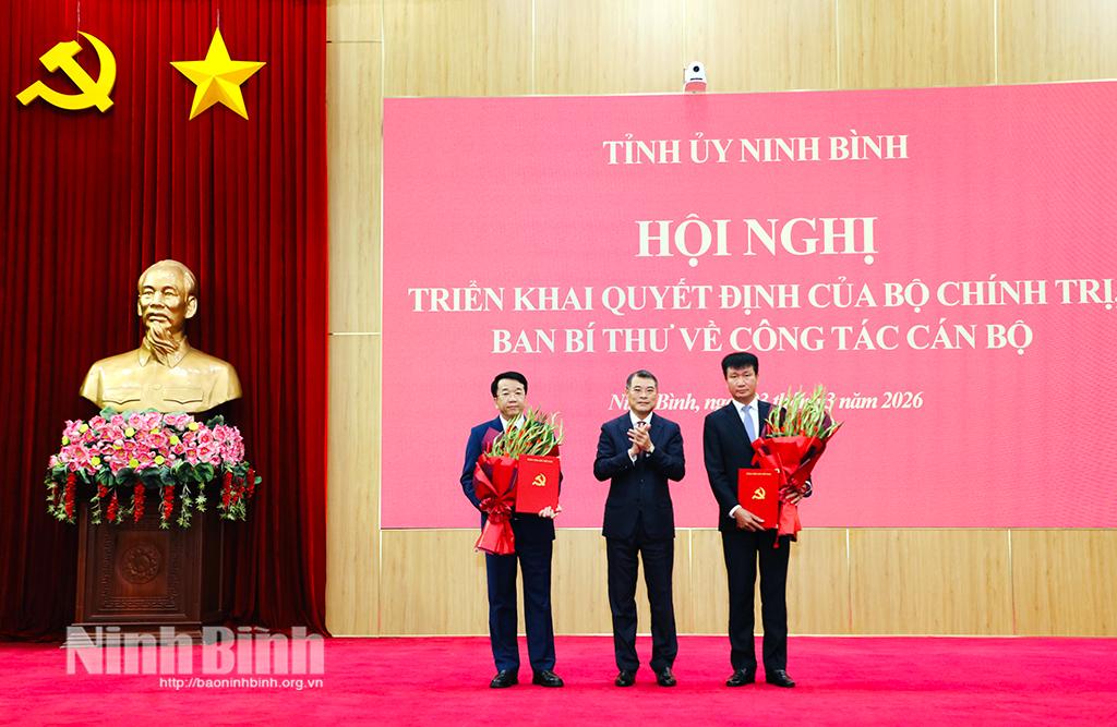 Đồng chí Lê Minh Hưng, Ủy viên Bộ Chính trị, Bí thư Trung ương Đảng, Trưởng Ban Tổ chức Trung ương trao Quyết định, tặng hoa chúc mừng đồng chí Tân Bí thư Tỉnh ủy Trần Huy Tuấn và đồng chí tân Phó Bí thư Tỉnh ủy Nguyễn Thanh Bình.