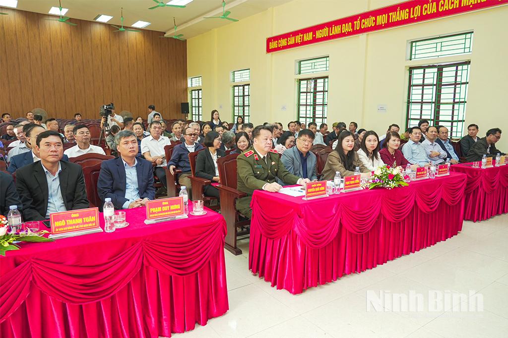 Các đại biểu dự hội nghị tiếp xúc cử tri tại xã Nam Đồng và xã Nam Ninh.