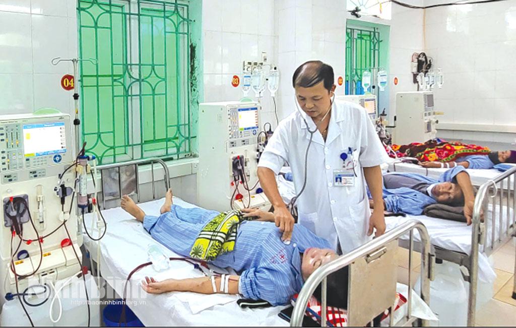 Bác sĩ Khoa Cấp cứu - Hồi sức - Chống độc - Nhi (Bệnh viện Đa khoa Ý Yên) thăm khám bệnh nhân chạy thận nhân tạo.