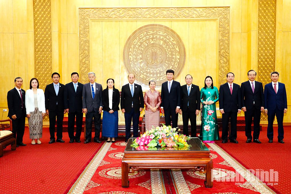 Đồng chí Bí thư Tỉnh ủy Trần Huy Tuấn và các đồng chí lãnh đạo tỉnh tiếp Đoàn đại biểu cấp cao Hội đồng Quốc gia Mặt trận Đoàn kết Phát triển Tổ quốc Campuchia.