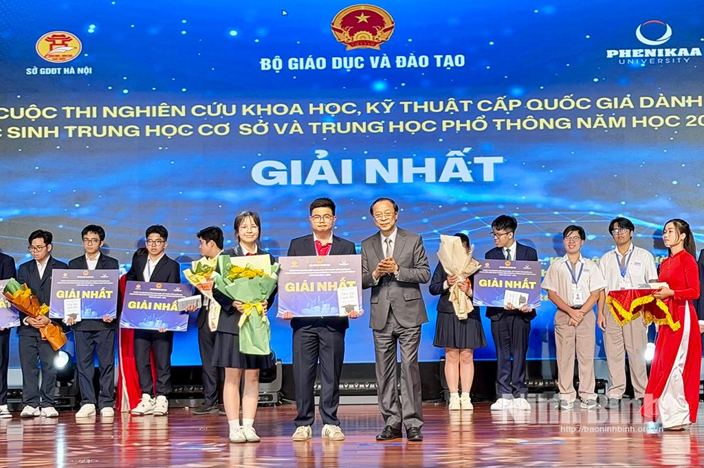Học sinh Trường THPT Chuyên Lương Văn Tụy đoạt giải Nhất tại Cuộc thi nghiên cứu khoa học, kỹ thuật cấp Quốc gia dành cho học sinh THCS và THPT năm học 2025-2026.