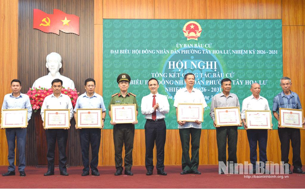 Lãnh đạo phường Tây Hoa Lư khen thưởng các tập thể, cá nhân có thành tích xuất sắc trong công tác bầu cử đại biểu Quốc hội khoá XVI và đại biểu HĐND các cấp nhiệm kỳ 2026-2031. Ảnh: Trường Giang