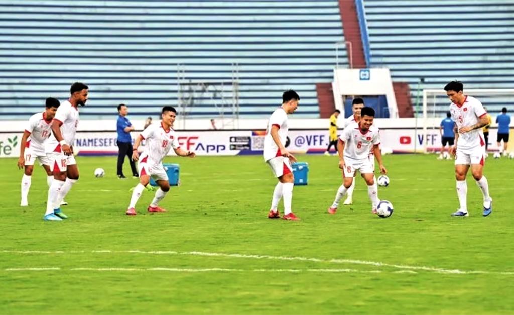 Các cầu thủ Đội tuyển Việt Nam tập luyện trước trận đấu với Đội tuyển Malaysia. (Ảnh: TTXVN)