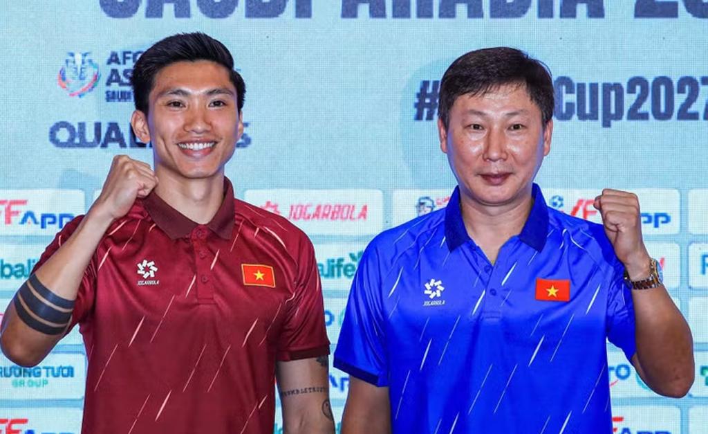 Huấn luyện viên Kim Sang Sik và cầu thủ Đoàn Văn Hậu (trái) tại buổi họp báo.