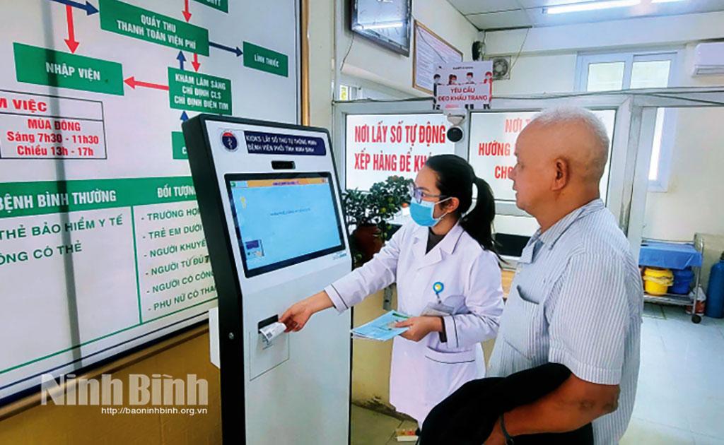 Nhân viên y tế Bệnh viện Phổi Ninh Bình hướng dẫn người dân đăng ký khám bệnh.