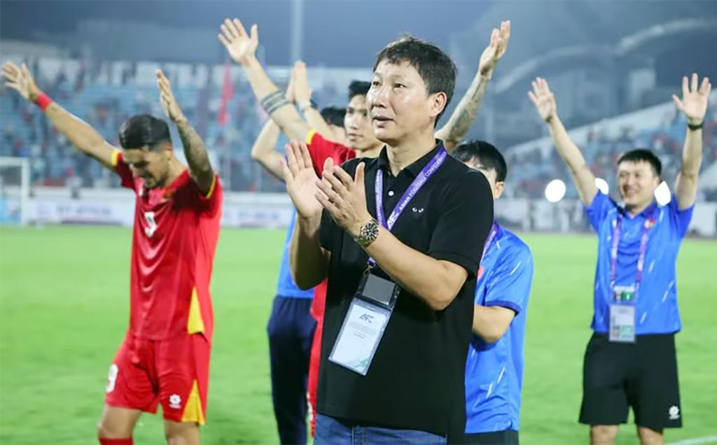 Huấn luyện viên Kim Sang Sik cùng các tuyển thủ gửi lời cảm ơn tới các cổ động viên đã tới sân Thiên Trường. (Ảnh: VFF)