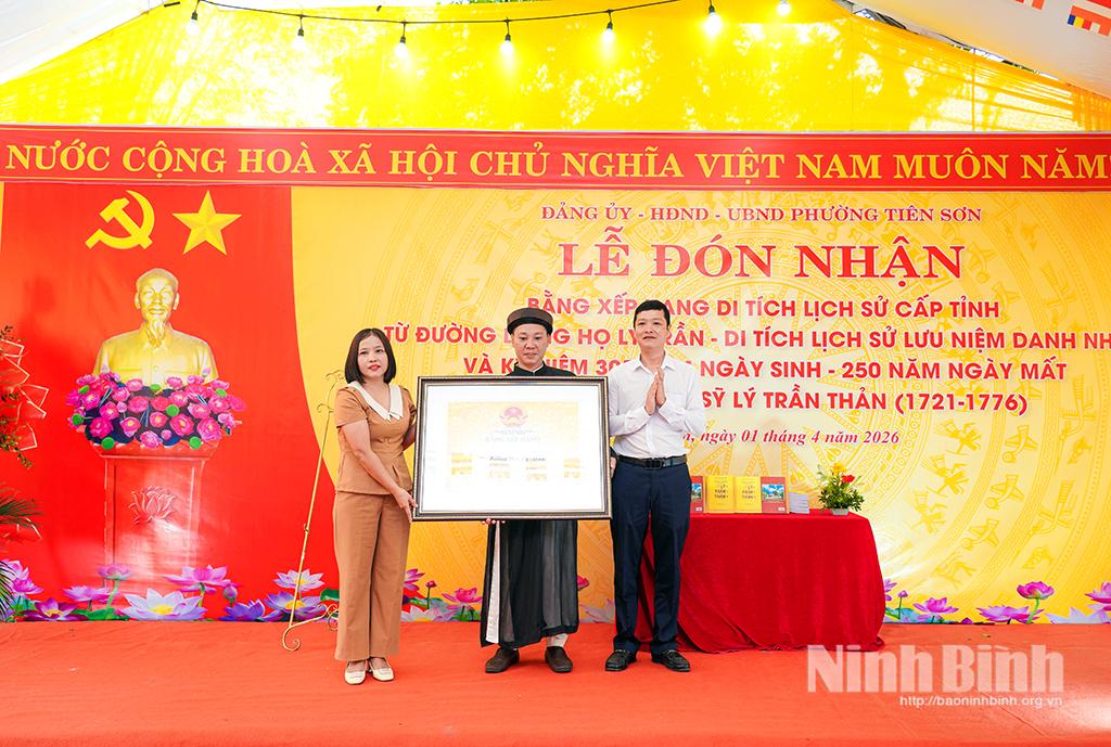 Lãnh đạo Bảo tàng tỉnh trao Bằng xếp hạng Di tích Lịch sử cấp tỉnh từ đường họ Lý Trần cho đại diện Ban quản lý di tích.